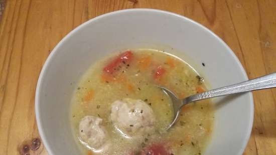 Sopa con sémola de maíz y albóndigas