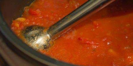 Zuppa di pomodoro con mais in un multicooker Zigmund & Shtain MC-DS 42 IH