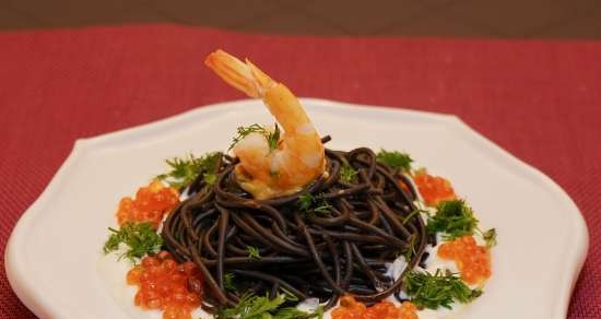 Pasta nera con caviale rosso e olio di gamberi in salsa di panna acida