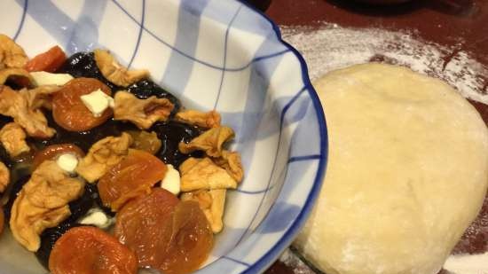 Dried fruits under dumplings in the oven (Hutzelkloss)