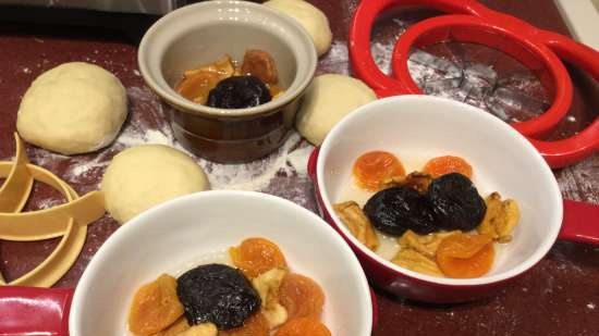 Dried fruits under dumplings in the oven (Hutzelkloss)