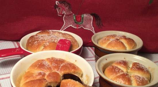 Dried fruits under dumplings in the oven (Hutzelkloss)