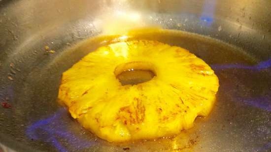 Ang pineapple flambe na may vanilla ice cream