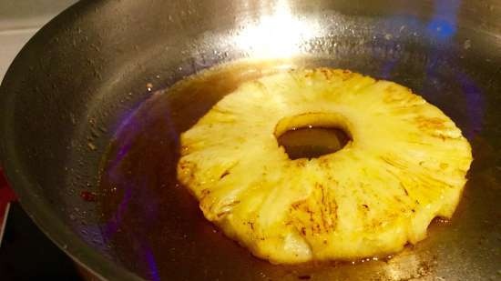 Ang pineapple flambe na may vanilla ice cream