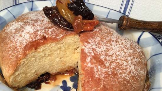 Dried fruits under dumplings in the oven (Hutzelkloss)