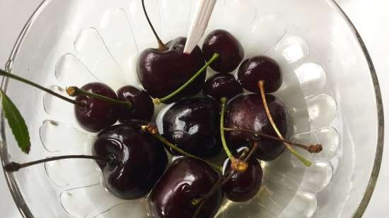 Lasing na cherry (cherry) sa tsokolate para sa mga summer cocktail