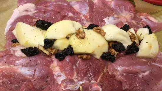 Rotolo di coscia di pollo con mele, noci e semi di zucca