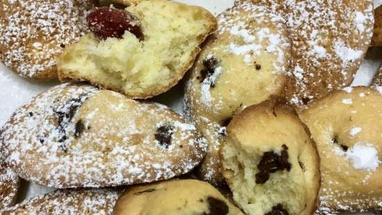 Madeleinekoekjes met zongedroogde bessen, chocolade, walnoten en sinaasappelschil