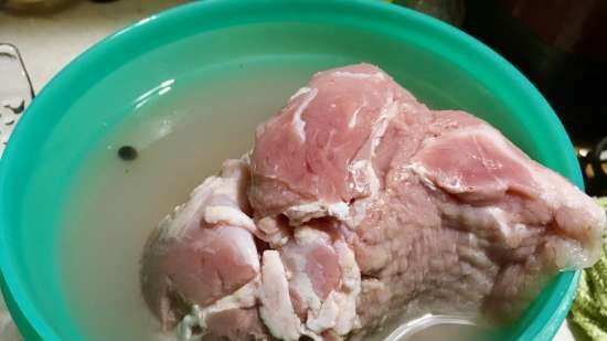 Classico bollito di maiale, cotto al forno con vapore e sonda di temperatura