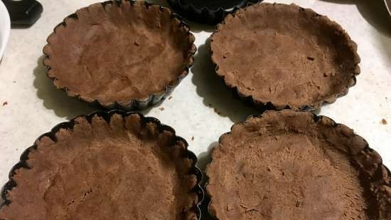 Chocolate tarts with fresh strawberries and salt flakes