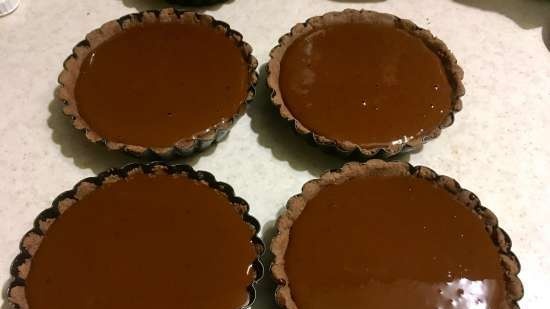 Chocolate tarts with fresh strawberries and salt flakes