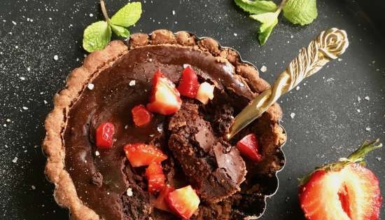 Chocolate tarts with fresh strawberries and salt flakes