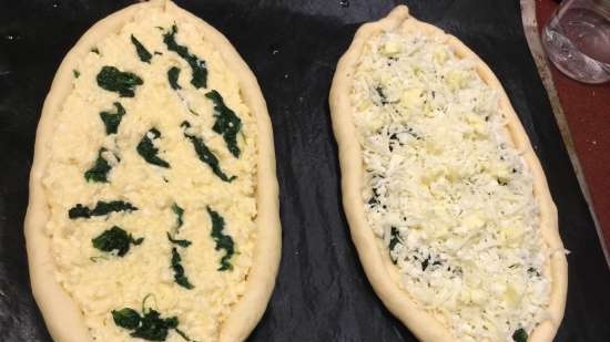 Torta di spinaci aperta al formaggio in stile adjarian