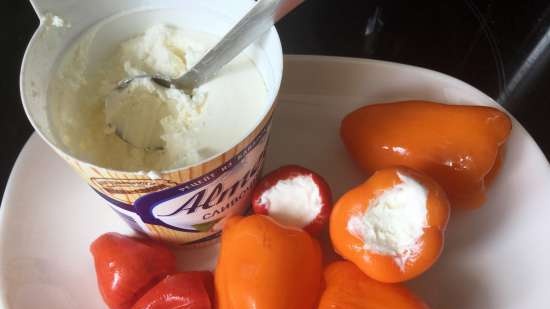 Peperoncini marinati e farciti con formaggio a pasta molle