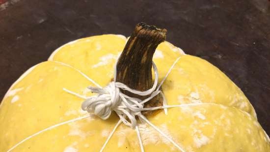 Pane di zucca a forma di zucca con farina di farro, semi di zucca, olio di semi di zucca e curcuma