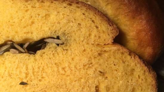 Pane di zucca a forma di zucca con farina di farro, semi di zucca, olio di semi di zucca e curcuma