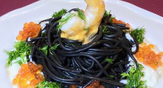 Pasta nera con caviale rosso e olio di gamberi in salsa di panna acida