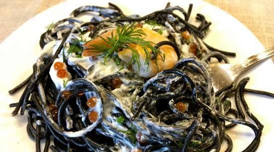 Pasta nera con caviale rosso e olio di gamberi in salsa di panna acida