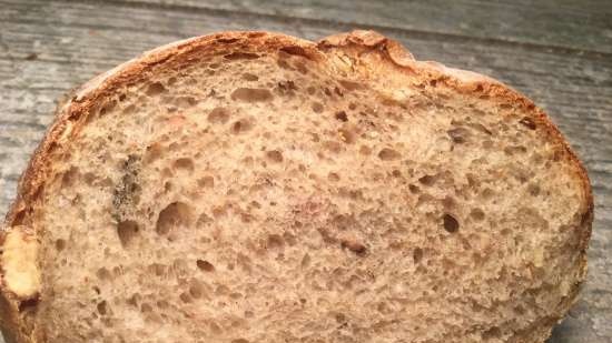 Pan de masa madre con nueces y granos sobre masa de papa con semillas