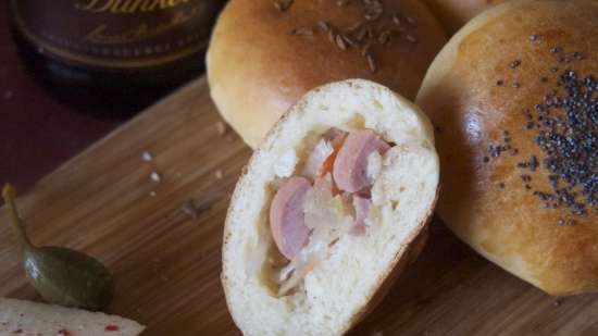 Surpriza petrecerii berii Ueberraschung: Broetchen mit Sauerkraut und Wuerstchen