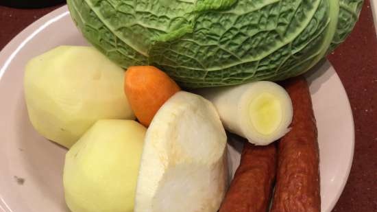 Peter and Jupp - Savoy cabbage soup with leeks and sausages