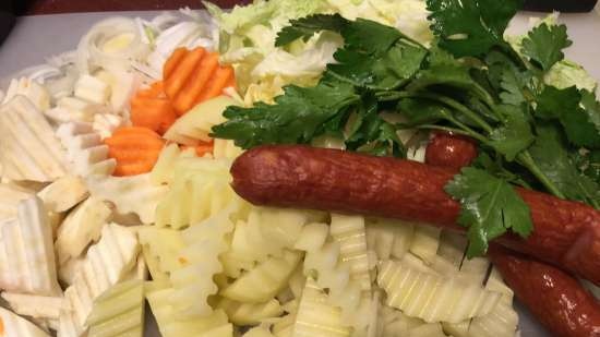 Peter and Jupp - Savoy cabbage soup with leeks and sausages