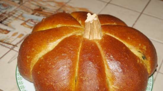 Pompoenvormig pompoenbrood met speltmeel, pompoenpitten, pompoenolie en kurkuma