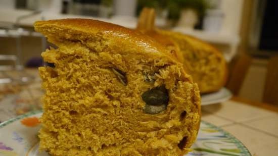 Pan de calabaza en forma de calabaza con harina de espelta, semillas de calabaza, aceite de calabaza y cúrcuma