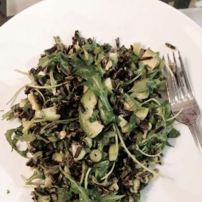 Ensalada de rúcula, arroz salvaje (avena germinada) y aguacate