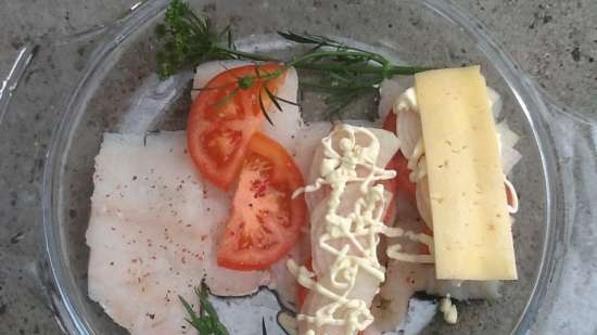 Pescado al horno en porciones con queso y verduras (para el almuerzo del domingo)