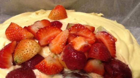 Torta con fragole (frutti di bosco) e salsa alla vaniglia all'interno dell'impasto