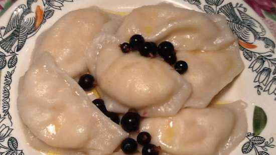 Dumplings amb cireres i salsa pastissera choux (sense ous)