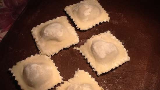 Raviolis de mató amb cireres al vapor