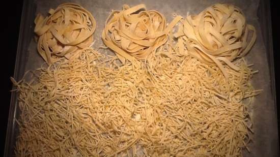 Sfogliatrici per pasta-tagliatelle (selezione del modello, caratteristiche, recensioni)