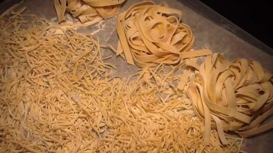 Sfogliatrici per pasta-tagliatelle (selezione del modello, caratteristiche, recensioni)