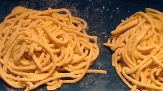 Sfogliatrici per pasta-tagliatelle (selezione del modello, caratteristiche, recensioni)