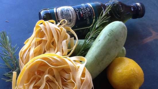 เฟตตูชินีกับบวบมะนาวและชีสเพโคริโน (Fettuccine con zucchine al limone e pecorino)