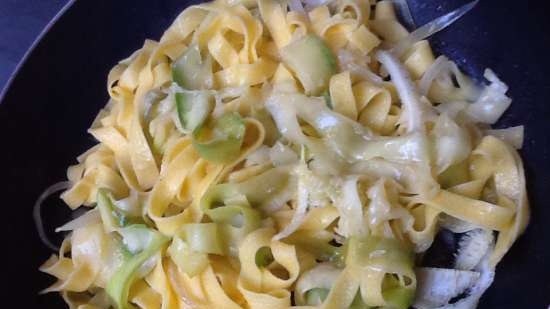 เฟตตูชินีกับบวบมะนาวและชีสเพโคริโน (Fettuccine con zucchine al limone e pecorino)