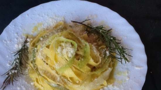 เฟตตูชินีกับบวบมะนาวและชีสเพโคริโน (Fettuccine con zucchine al limone e pecorino)