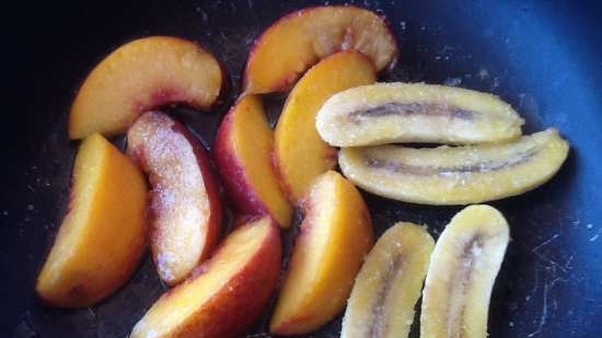 Ravioles de postre (albóndigas) con frutas caramelizadas y salsa cremosa