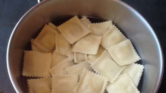 Raviolis de postres (boletes) amb fruites caramel·litzades i salsa cremosa