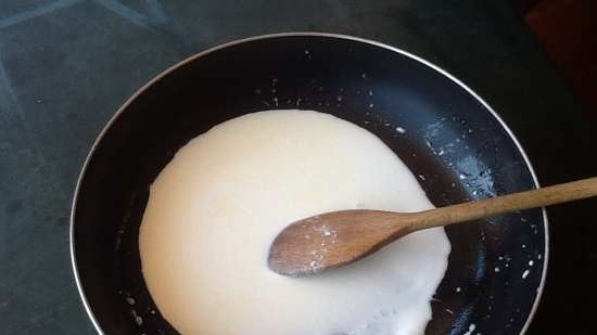 Dessert ravioli (dumplings) na may mga caramelized na prutas at creamy sauce