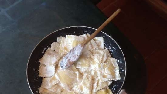 Ravioles de postre (albóndigas) con frutas caramelizadas y salsa cremosa