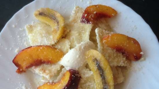 Raviolis de postres (boletes) amb fruites caramel·litzades i salsa cremosa