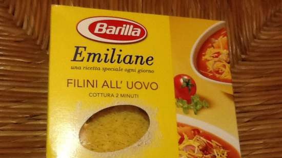 Italiaanse groentesoep met pasta, worstgehaktballetjes en pestosaus