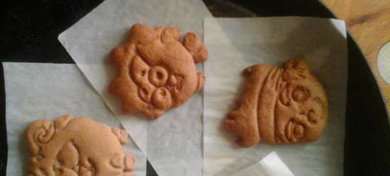 We decorate gingerbread cookies, cookies