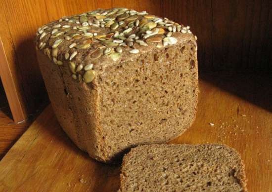 Pane Darnitsa con lievito eterno in una macchina per il pane