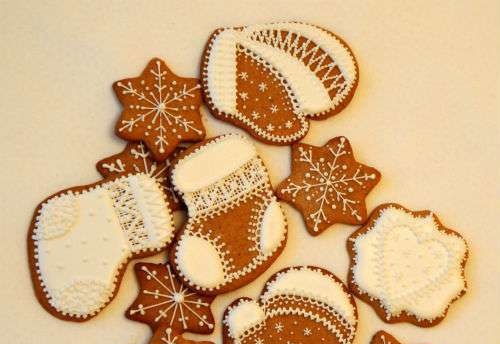 We decorate gingerbread cookies, cookies