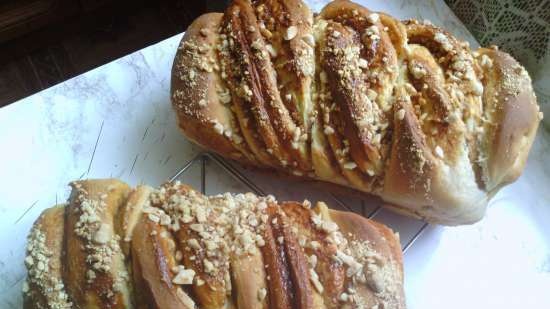 Kranz with boiled condensed milk and walnuts (on cold dough)