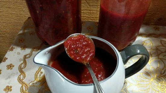 Adjika fermentado sin vinagre ni azúcar (tomates, pimientos, ajo, rábano picante y sal)